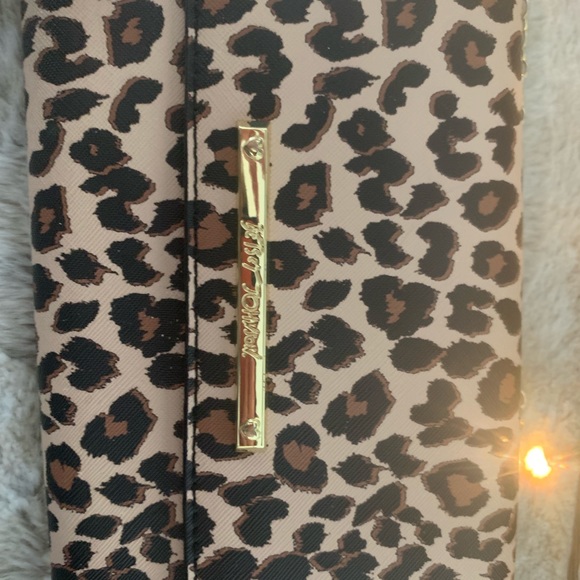 Betsey Johnson cheetah cross shoulder bag - Picture 2 of 4